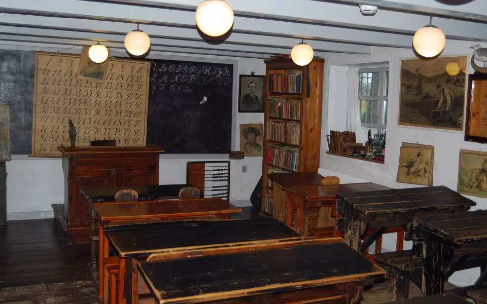 Vi får en rundvisning hvor guiden viser os museet samt fortæller om livet i gamle dage.