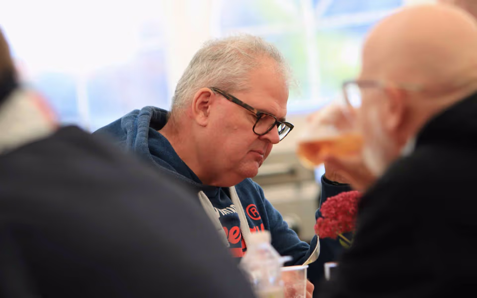 Fodboldfest på Oksbøl Stadion med glade fans og stor frivillig indsats