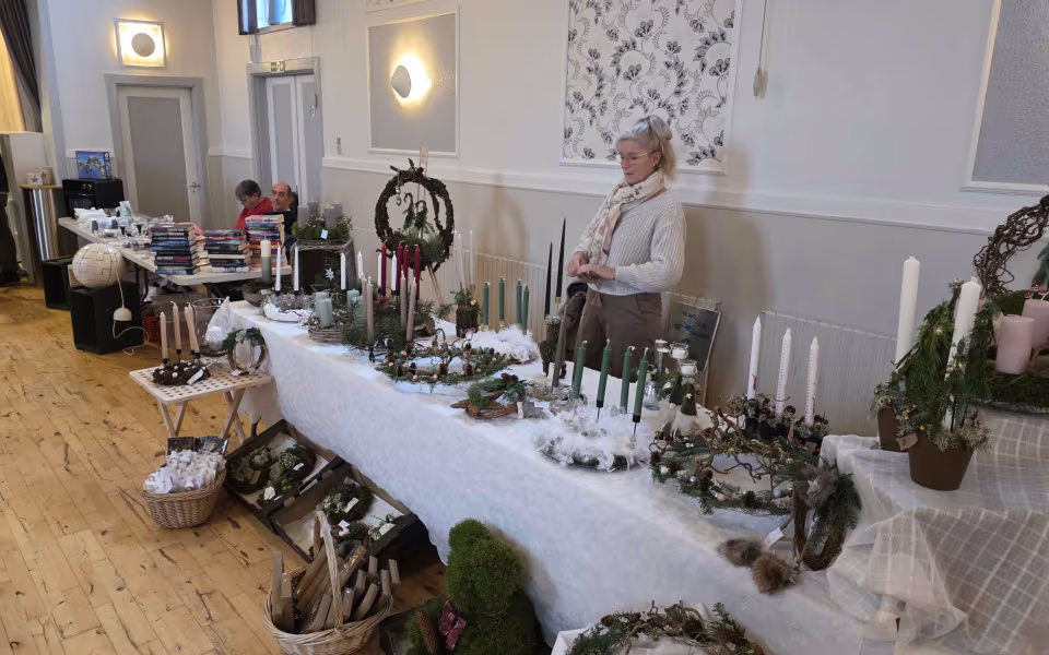 Julestue og loppemarked i Lindbjerg Forsamlingshus – en hjertevarm succes!
