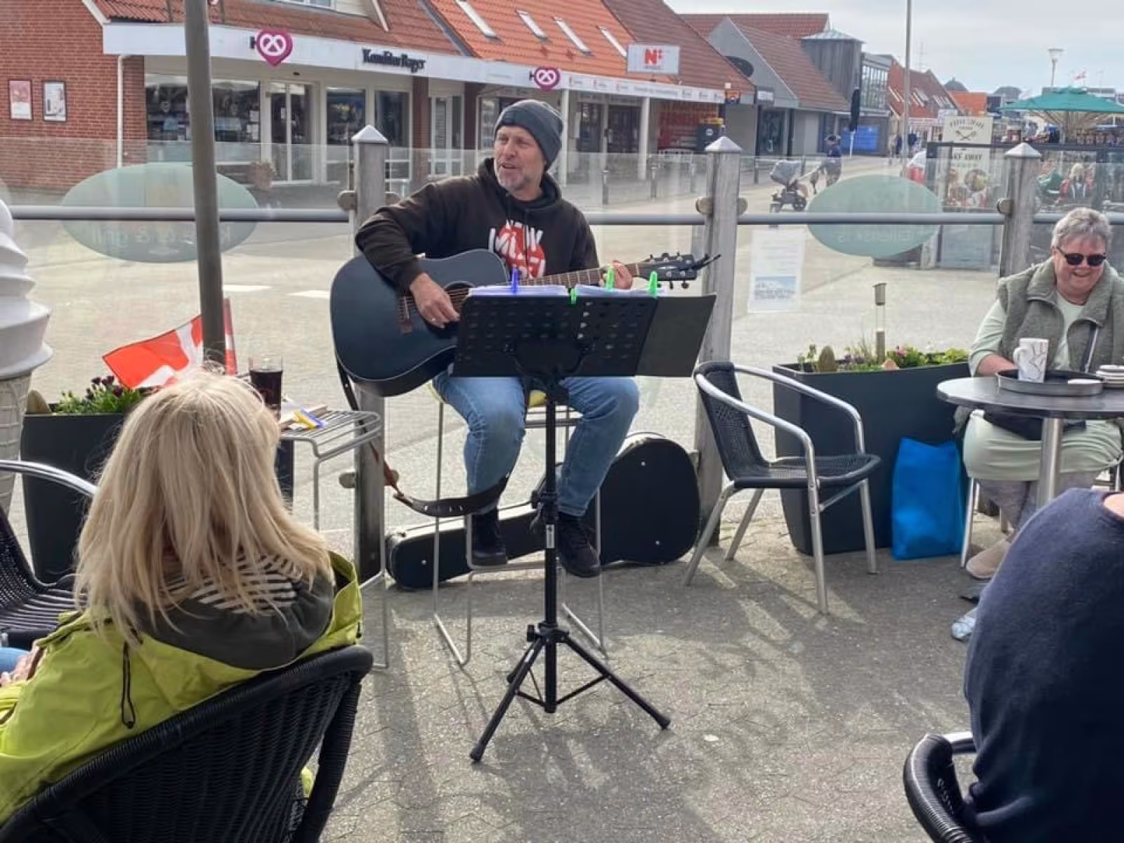 Livemusik og hygge i Henne Strand