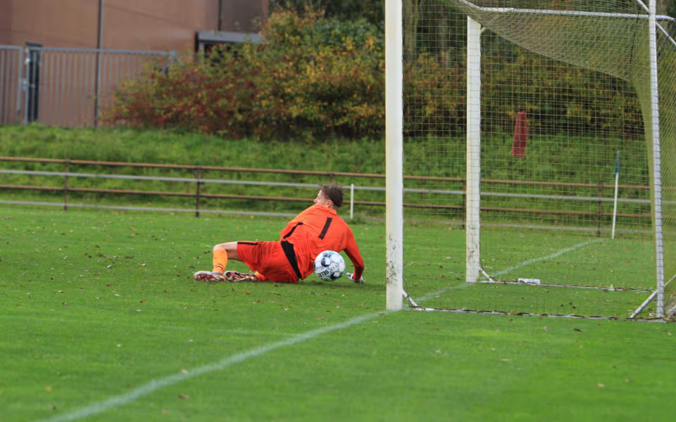 Varde redder point i overtiden