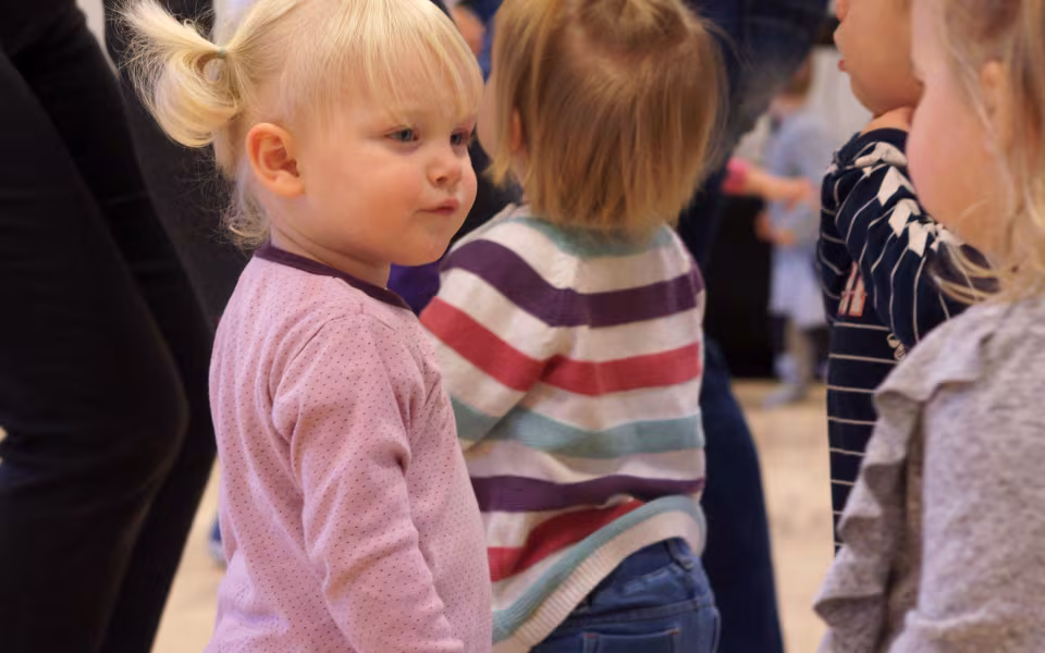 Musikalsk ballonmand besøger dagplejen