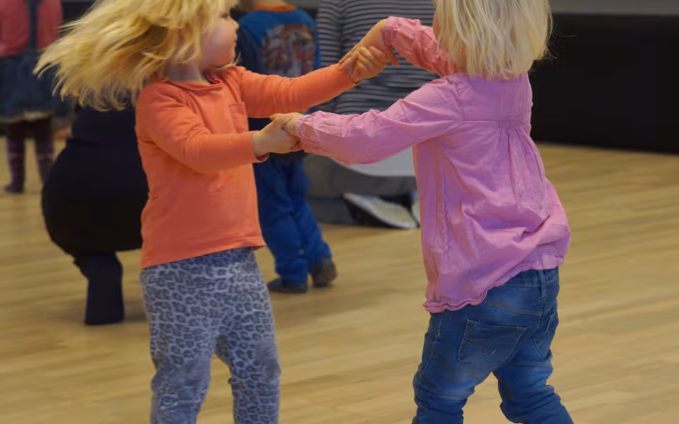Musikalsk ballonmand besøger dagplejen