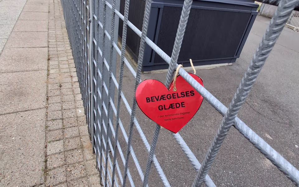 Børnene fra dagplejen spredte glæde og satte røde hjerter op rundt i Ansager for at markere Dagplejens Dag