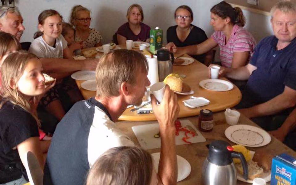 Frivilligt arbejde på rideklubben med kreativ genbrug af materialer
