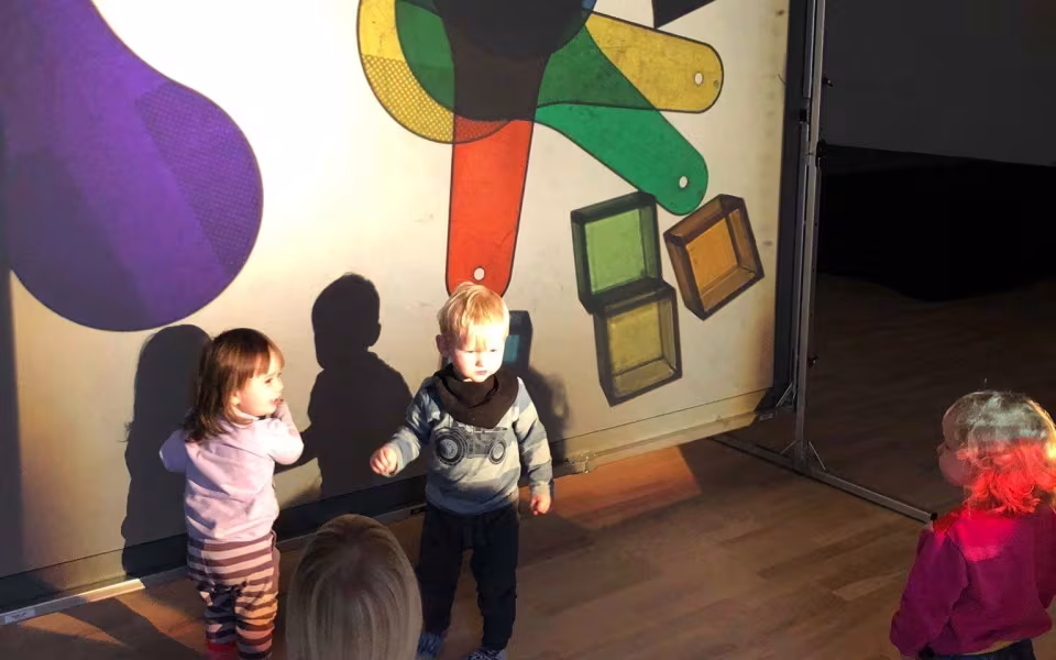 Skyggespil fra Varde bibliotek på dagålejens heldagslegestue