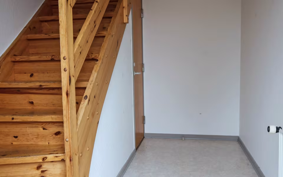 Lejligheden er på 95 m2 og koster kr. 4700 pr. måned + forbrug
