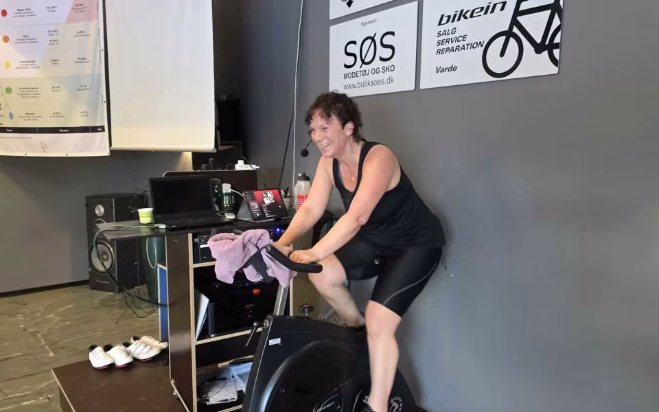 Seks timers cykelglæde i Trim Tistrup gav små 9.000 kr. til Julemærkehjemmet Fjordmark.
