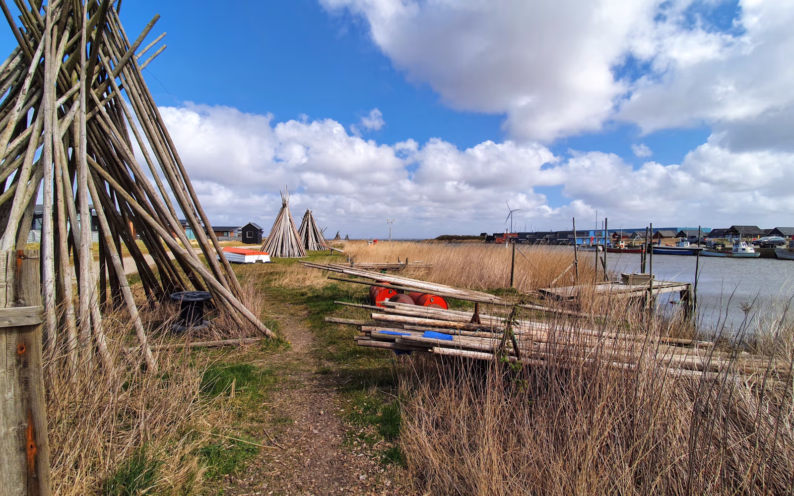 Store træhjeller ved Tyskerhavnen i Hvide Sande med både og siv