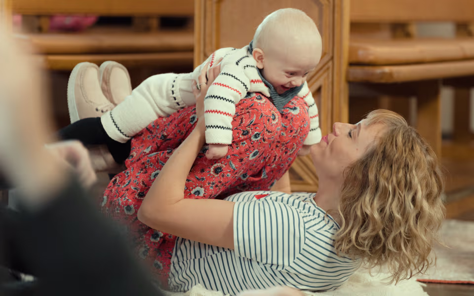 Musik, sange og salmer bliver ledsaget af nærvær og leg, når babyer og voksne mødes til babysalmesang i Ansager og Skovlund.