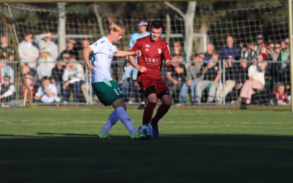 Fodboldfest på Oksbøl Stadion med glade fans og stor frivillig indsats