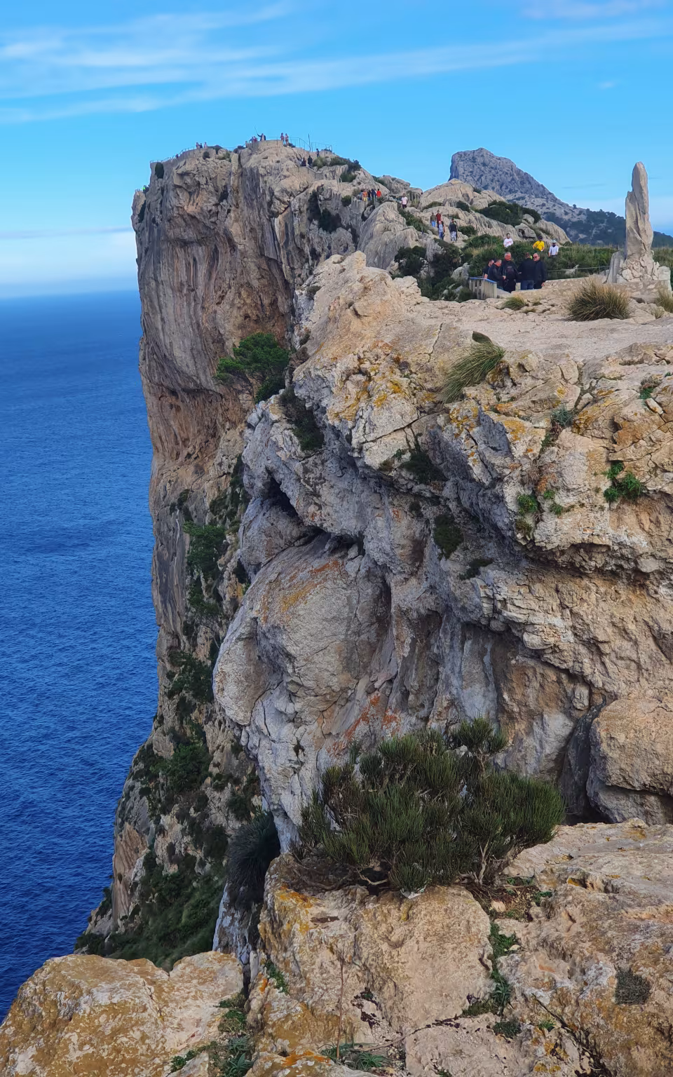 Klippesti med turister ved Mirador Es Colomer over det blå hav