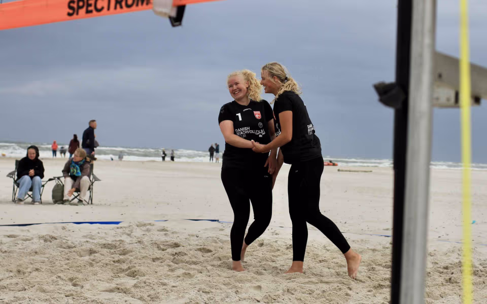 Vestenvinden udfordrer beachvolley-eliten