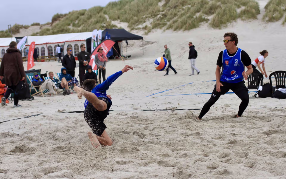 Vestenvinden udfordrer beachvolley-eliten