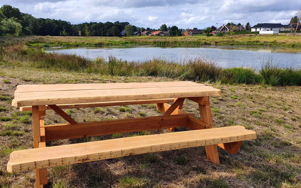 Efter nogle måneders leveringstid er borde og bænke ankommet og sat op i Ansager Søpark