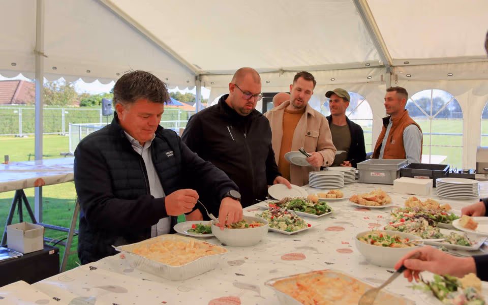 Fodboldfest på Oksbøl Stadion med glade fans og stor frivillig indsats