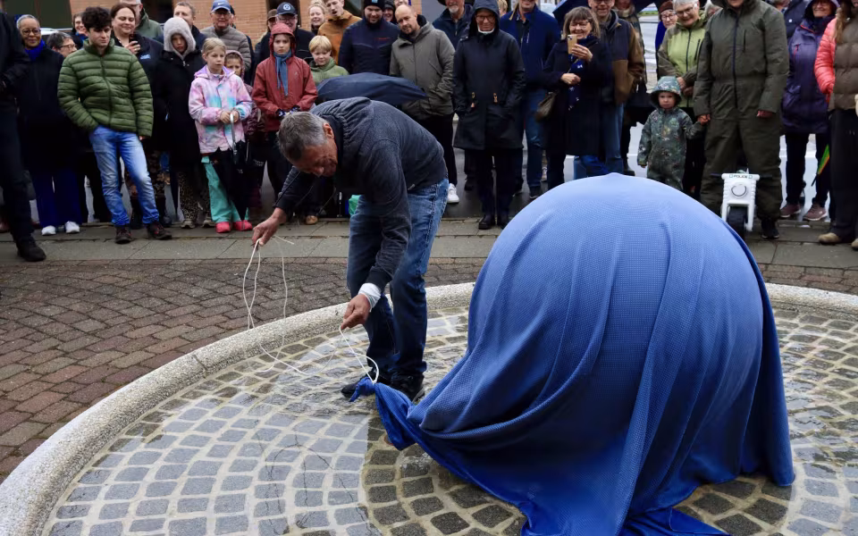 Blå Kugle pryder nu bybilledet