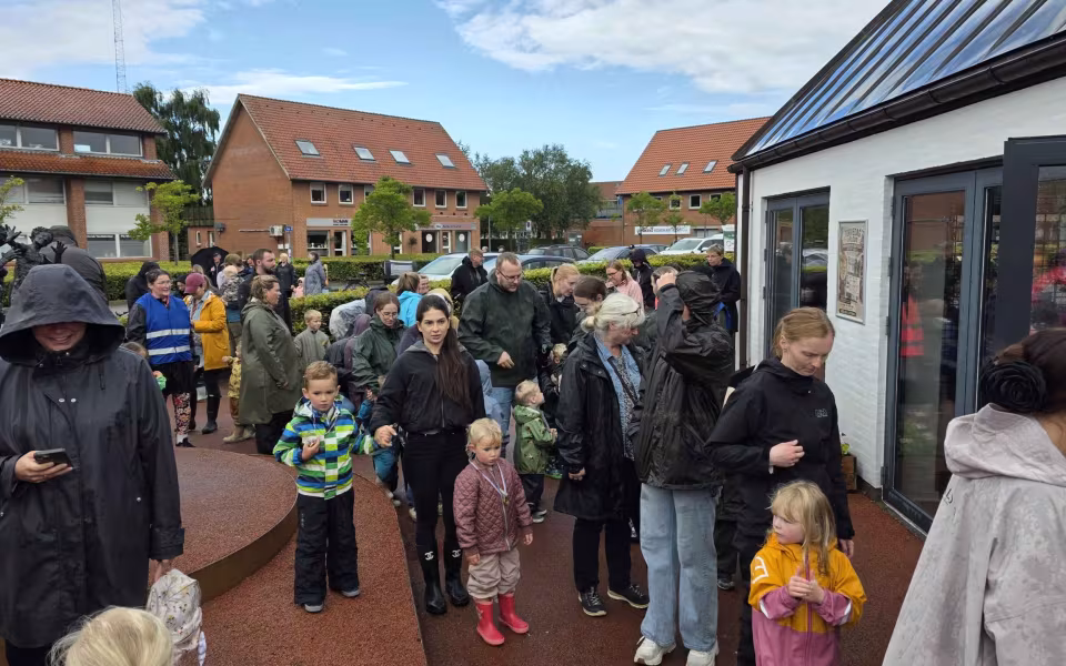 Regnen lagde en dæmper på Torvedagen i Ølgod, men ikke på humøret - Se billeder fra dagen