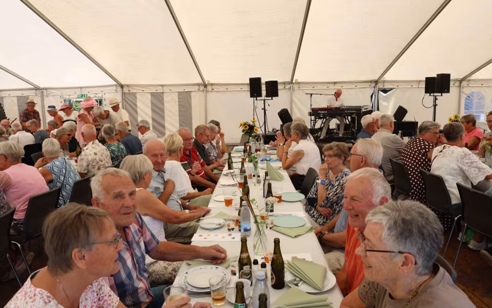 Sommerstemning og glade mennesker til sommerfest på Tistrup Stadion - Se billeder og filmklip..