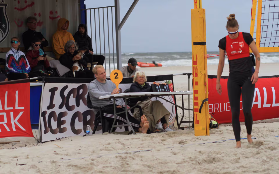 Vestenvinden udfordrer beachvolley-eliten