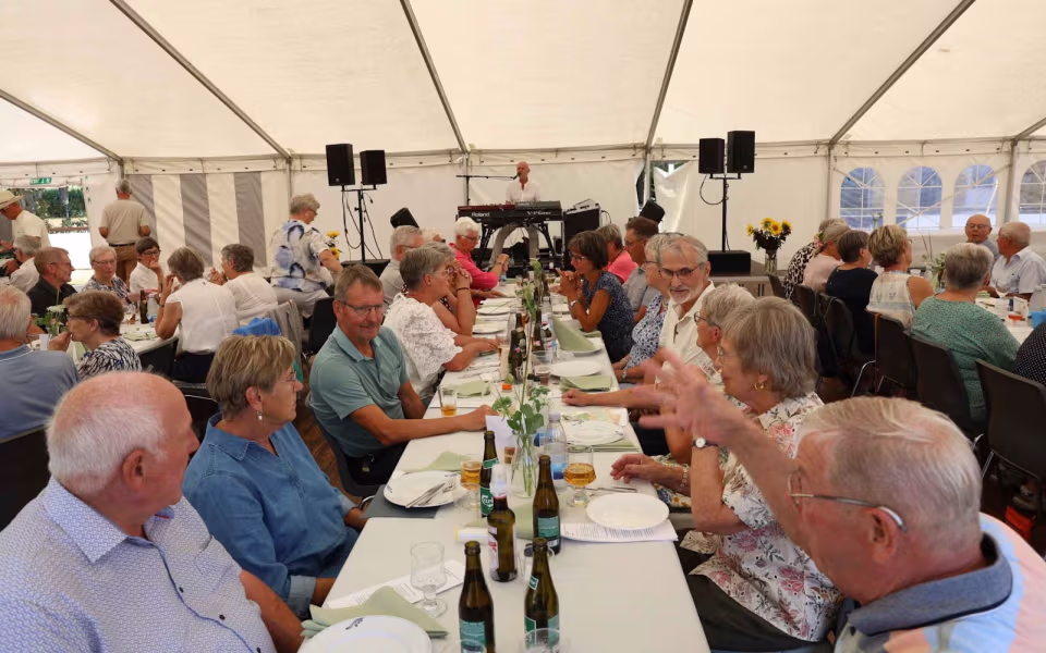 Sommerstemning og glade mennesker til sommerfest på Tistrup Stadion - Se billeder og filmklip..