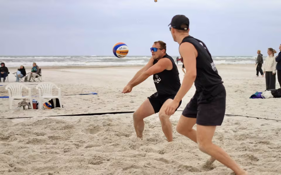 Vestenvinden udfordrer beachvolley-eliten