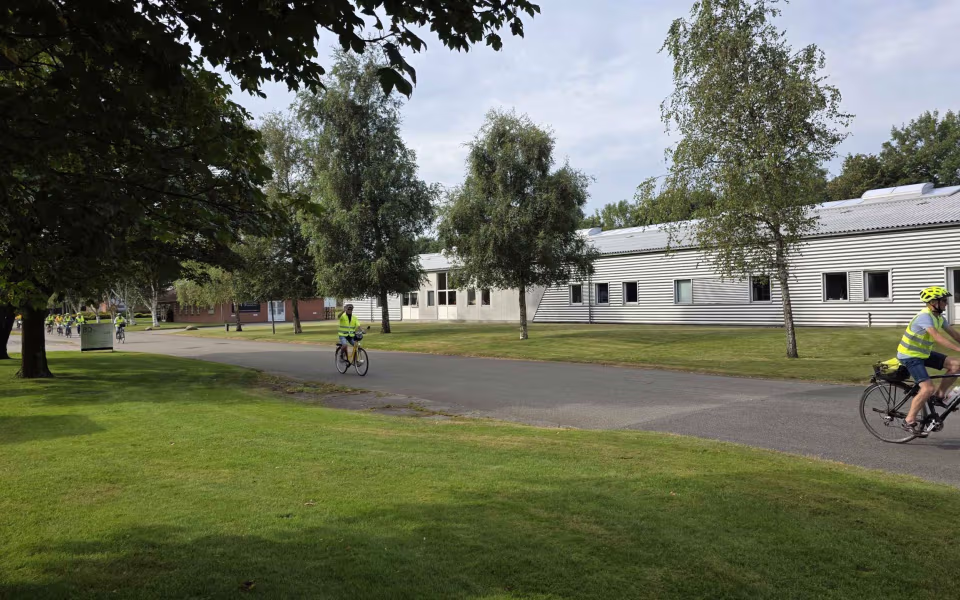 Tistrup Cykler Sammen på smagfuldt besøg hos Mums Kager i Skovlund