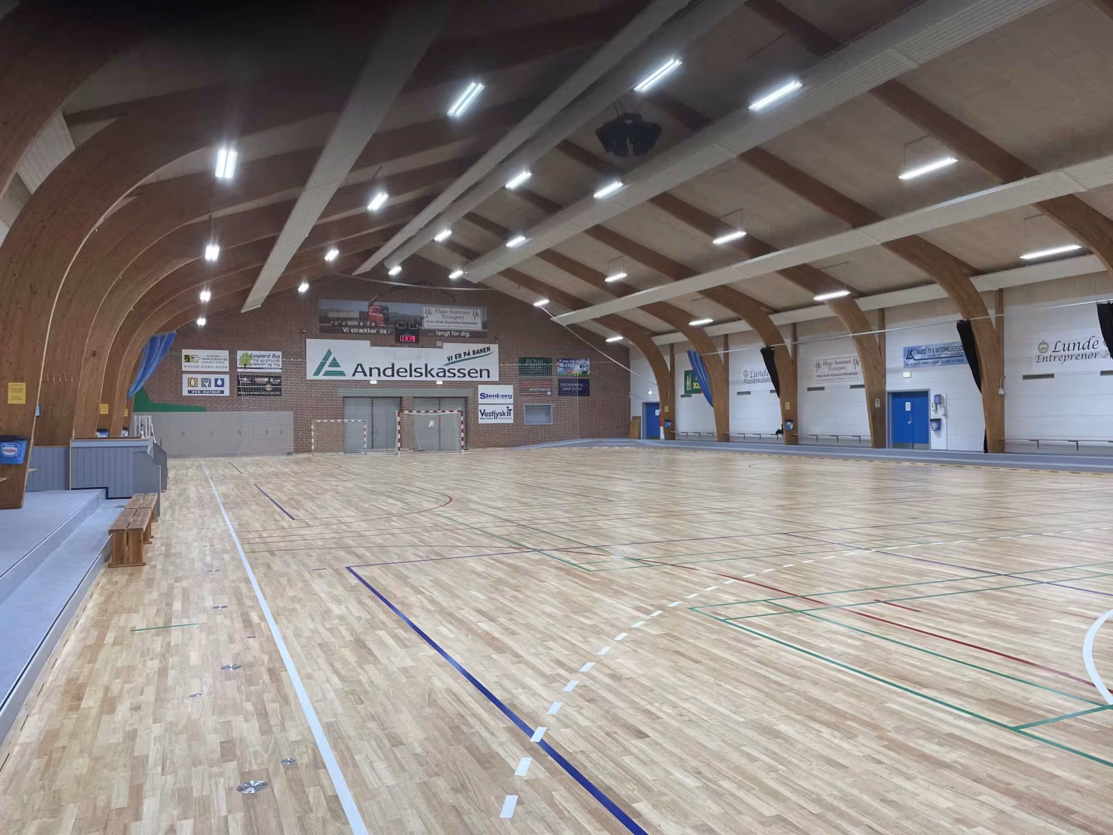 Nyt gulv løfter Outrup Idrætscenter