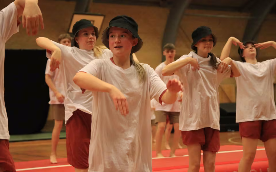 Farverig opvisning lyser Sportspark op