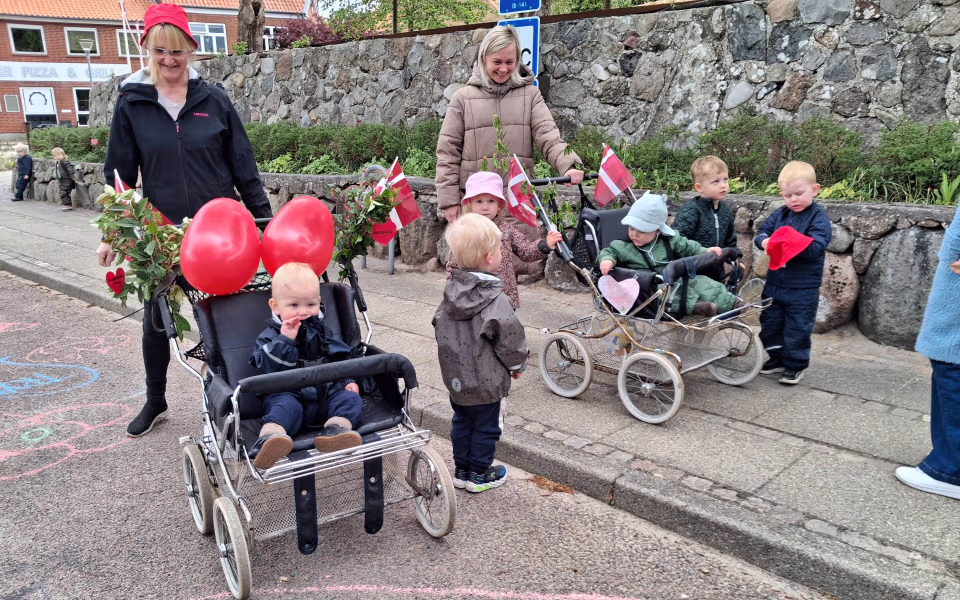 Børnene fra dagplejen spredte glæde og satte røde hjerter op rundt i Ansager for at markere Dagplejens Dag