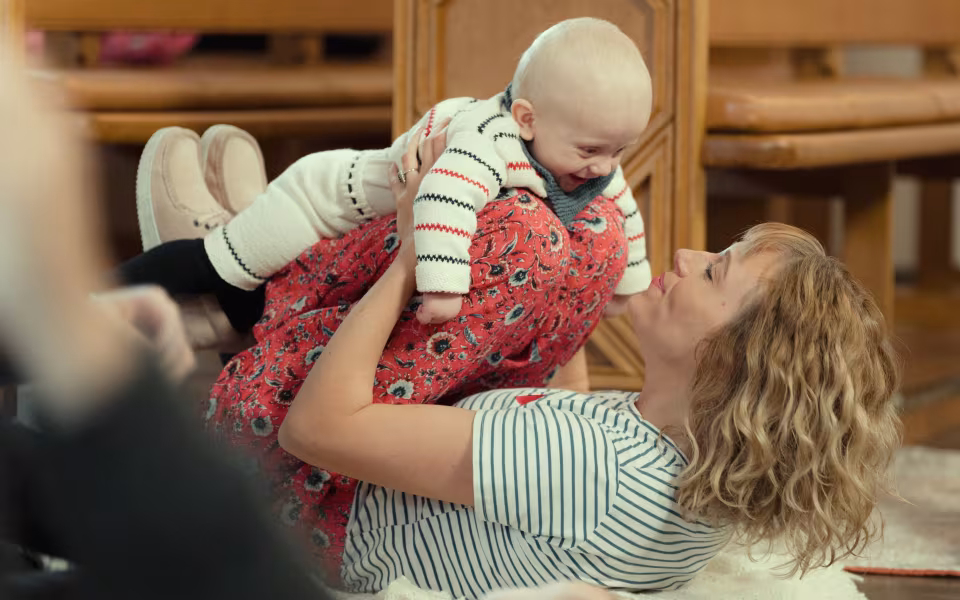 Musik, sange og salmer bliver ledsaget af nærvær og leg, når babyer og voksne mødes til babysalmesang i Ansager og Skovlund.