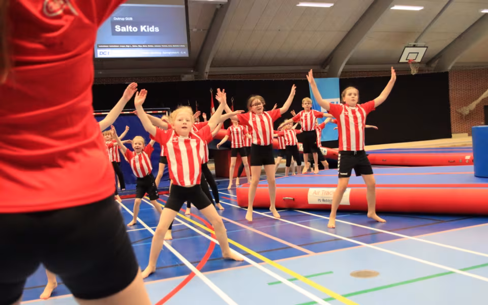 Salto Kids charmerer ved Helleopvisning