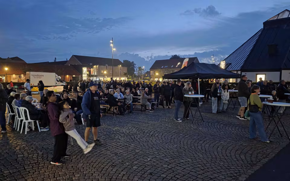 Regnen stoppede ikke sensommerens Late Night i Ølgod - Se billeder
