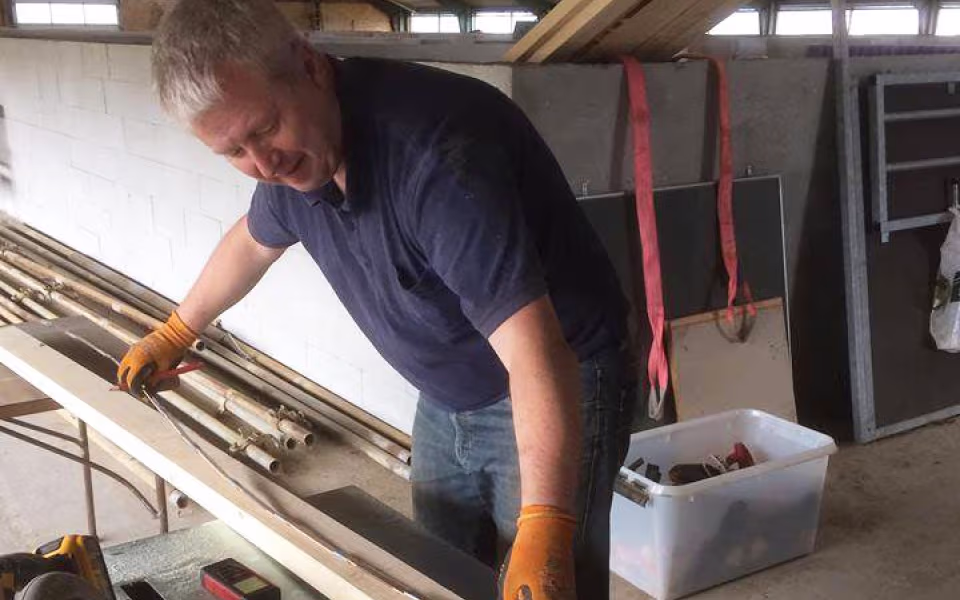Frivilligt arbejde på rideklubben med kreativ genbrug af materialer