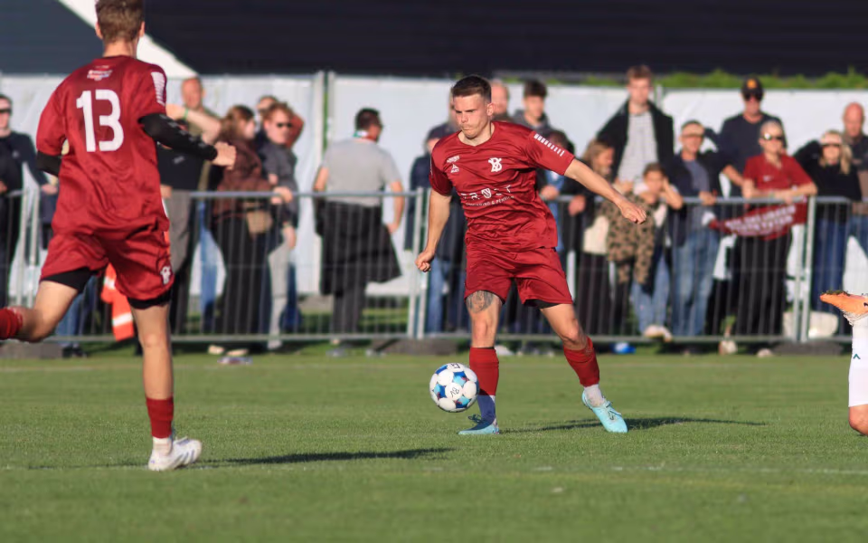Fodboldfest på Oksbøl Stadion med glade fans og stor frivillig indsats