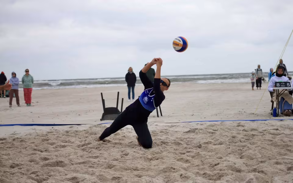 Vestenvinden udfordrer beachvolley-eliten