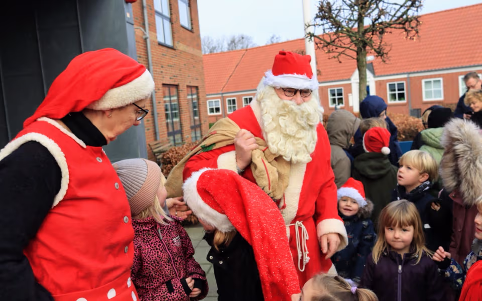 Væk Julemanden og tænd træet