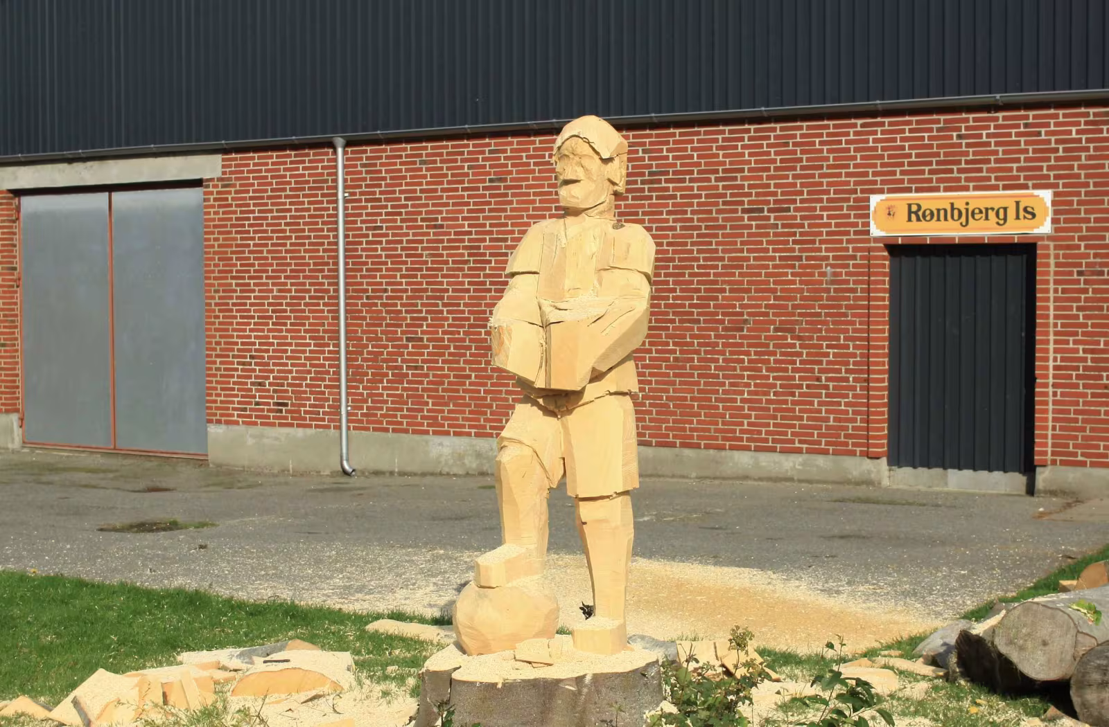 Træstub bliver kunst ved Outrup Kultur & Idrætscenter