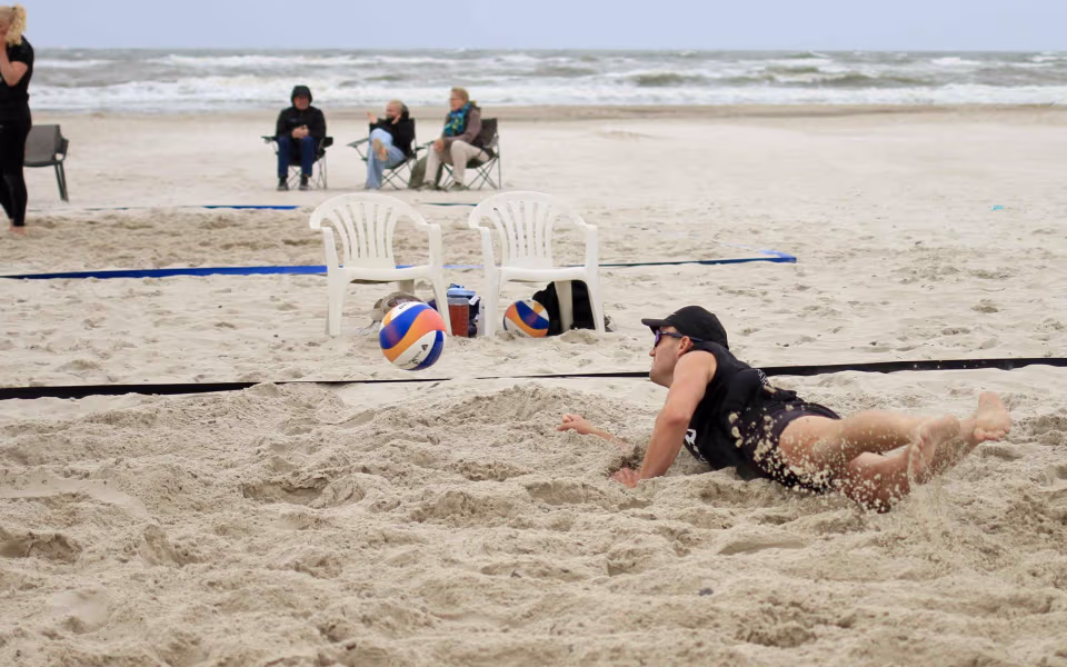 Vestenvinden udfordrer beachvolley-eliten