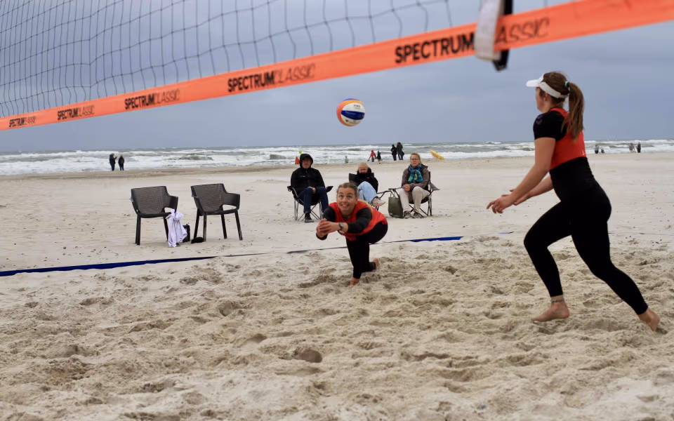 Vestenvinden udfordrer beachvolley-eliten