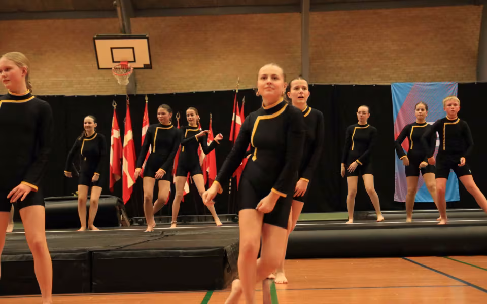 Farverig opvisning lyser Sportspark op