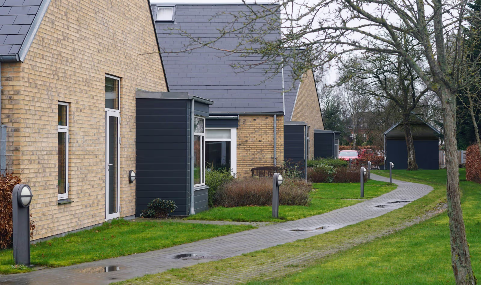 Ansager Plejecenter står foran ændringer, når regionen fra 2026 overtager de midlertidige pladser. I Ansager er der aktuelt venteliste til én ældrebolig, mens grunden bag lægehuset afventer beslutning, til sundhedsreformens konsekvenser er kendt