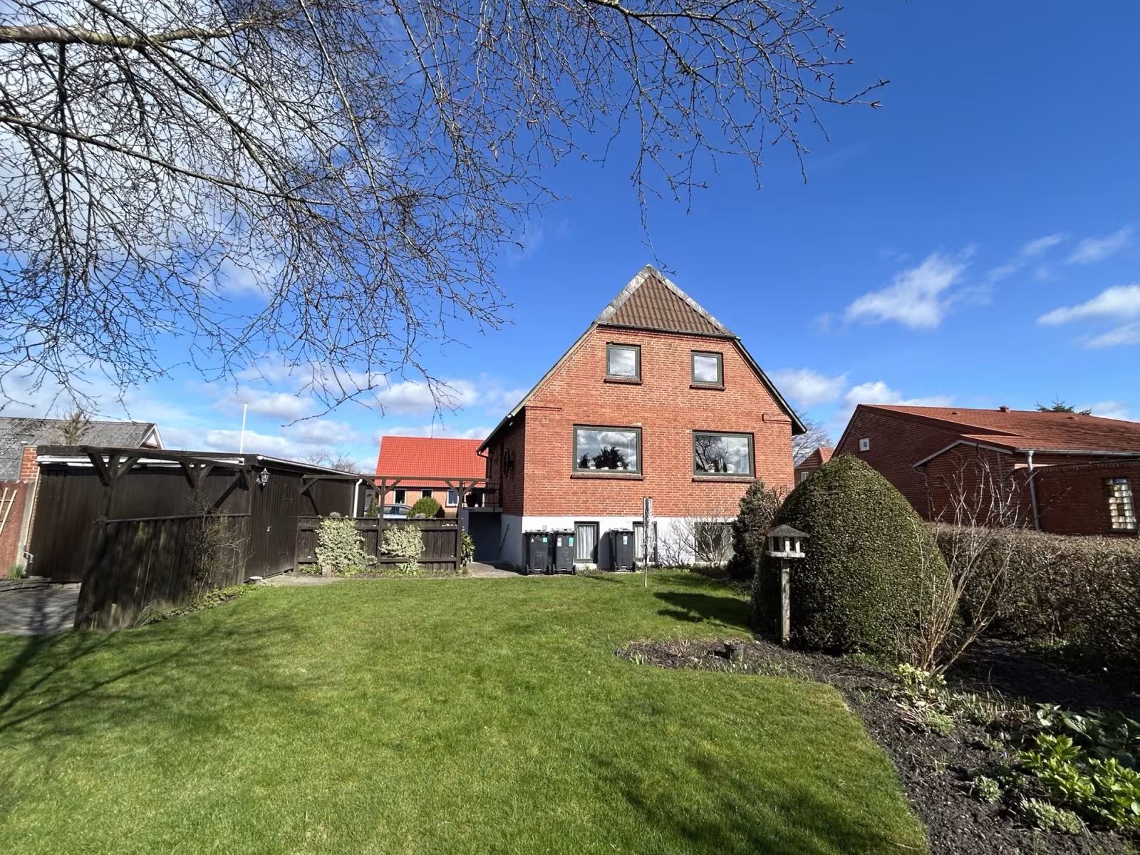 Villaen på Skolegade 10 i Ansager er sat til salg. Huset på 104 m² har have, to stuer, tre værelser og en tør kælder med højt til loft.