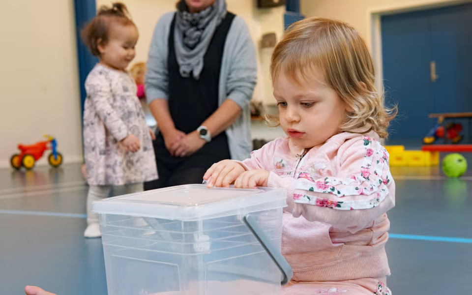 Fysio- og kropsterapeut, Kit Bak fra Ansager, er på besøg hos dagplejen, der i en periode har fokus på krop og bevægelse
