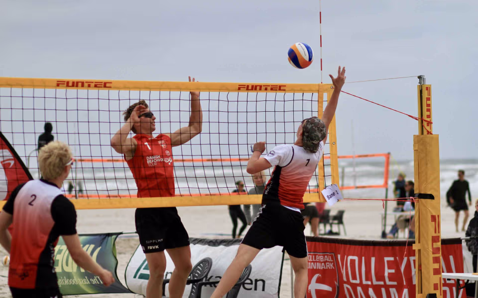 Vestenvinden udfordrer beachvolley-eliten