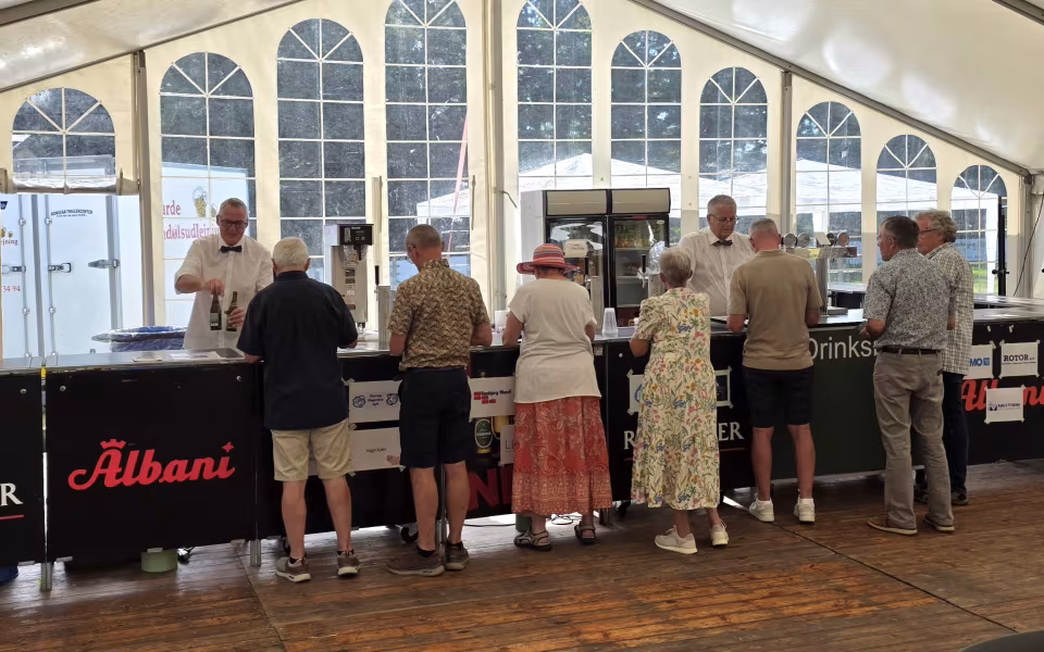 Sommerstemning og glade mennesker til sommerfest på Tistrup Stadion - Se billeder og filmklip..