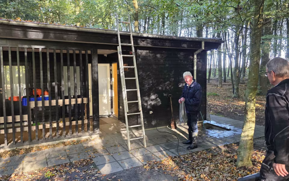 Solen skinnede fra en blå himmel, da 16 frivillige søndag den 4. oktober mødtes til arbejdsdag i Tistrup Anlæg.