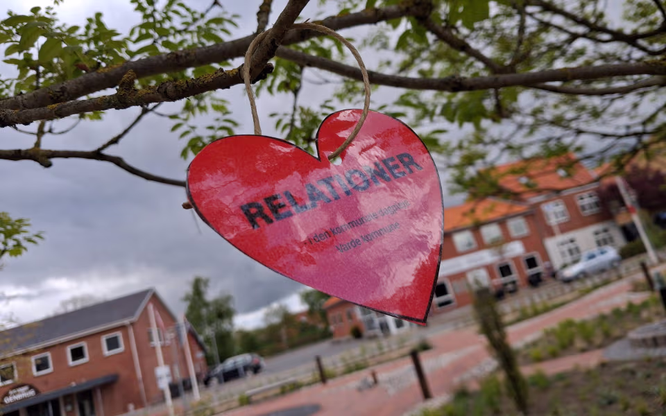 Børnene fra dagplejen spredte glæde og satte røde hjerter op rundt i Ansager for at markere Dagplejens Dag