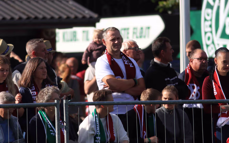 Fodboldfest på Oksbøl Stadion med glade fans og stor frivillig indsats