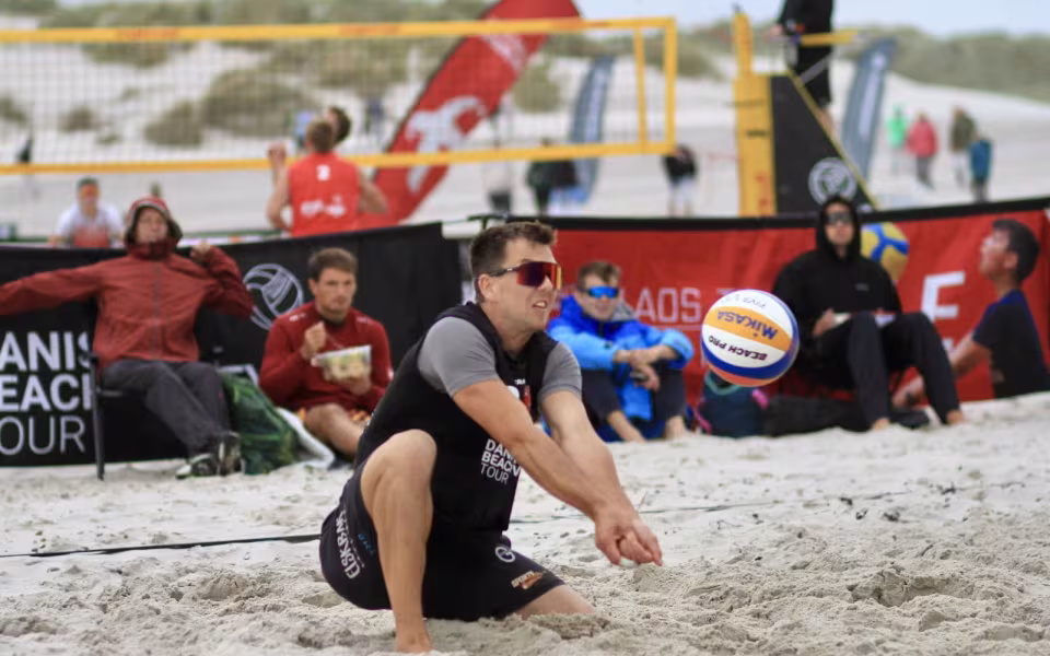 Vestenvinden udfordrer beachvolley-eliten